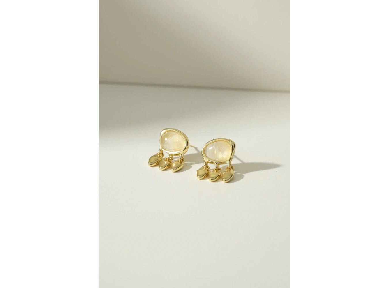 Altın Renk Taş Detaylı Küpe (Çift)