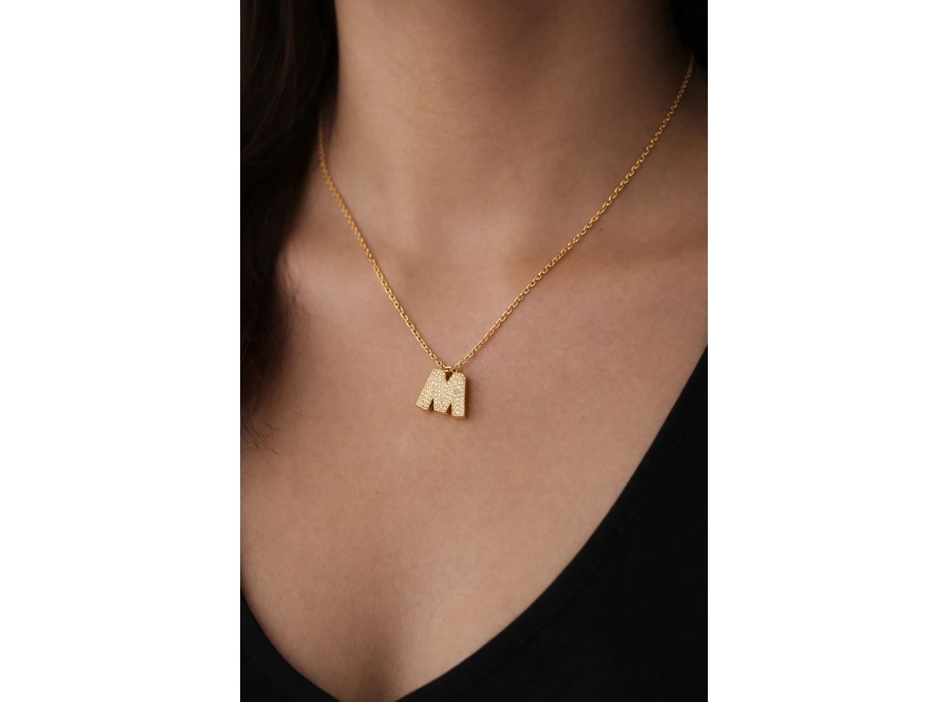 Altın Renk Taş Detaylı M Harfli Çelik Kolye