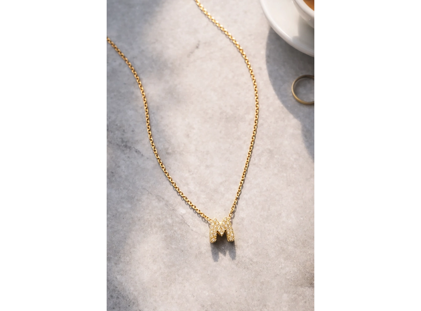 Altın Renk Taş Detaylı M Harfli Mini Çelik Kolye