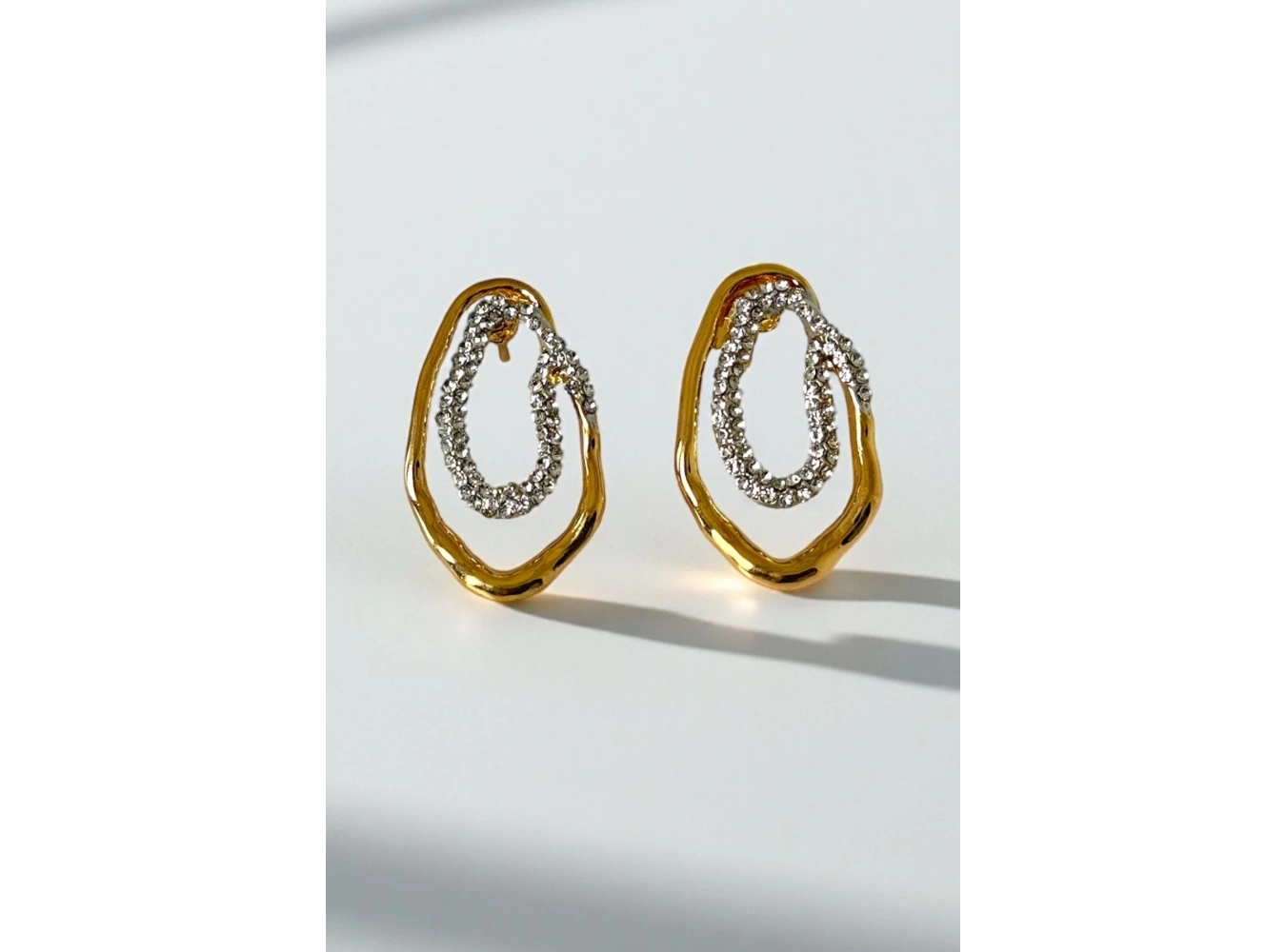 Altın Renk Taş Detaylı Metal Küpe (Çift)