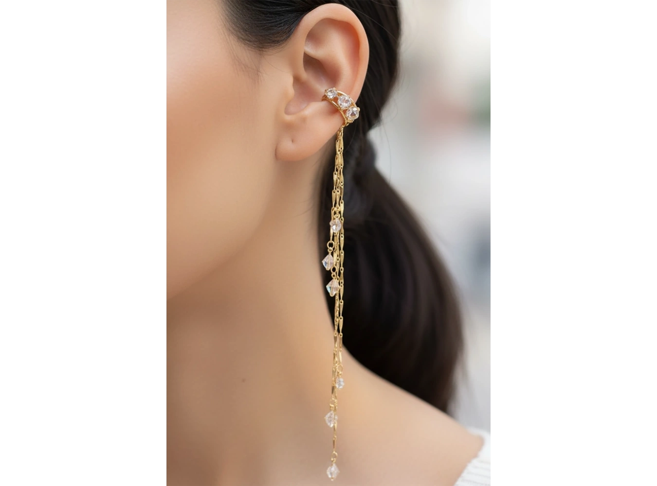 Altın Renk Taş Detaylı Sallantılı Ear Cuff (Tek)