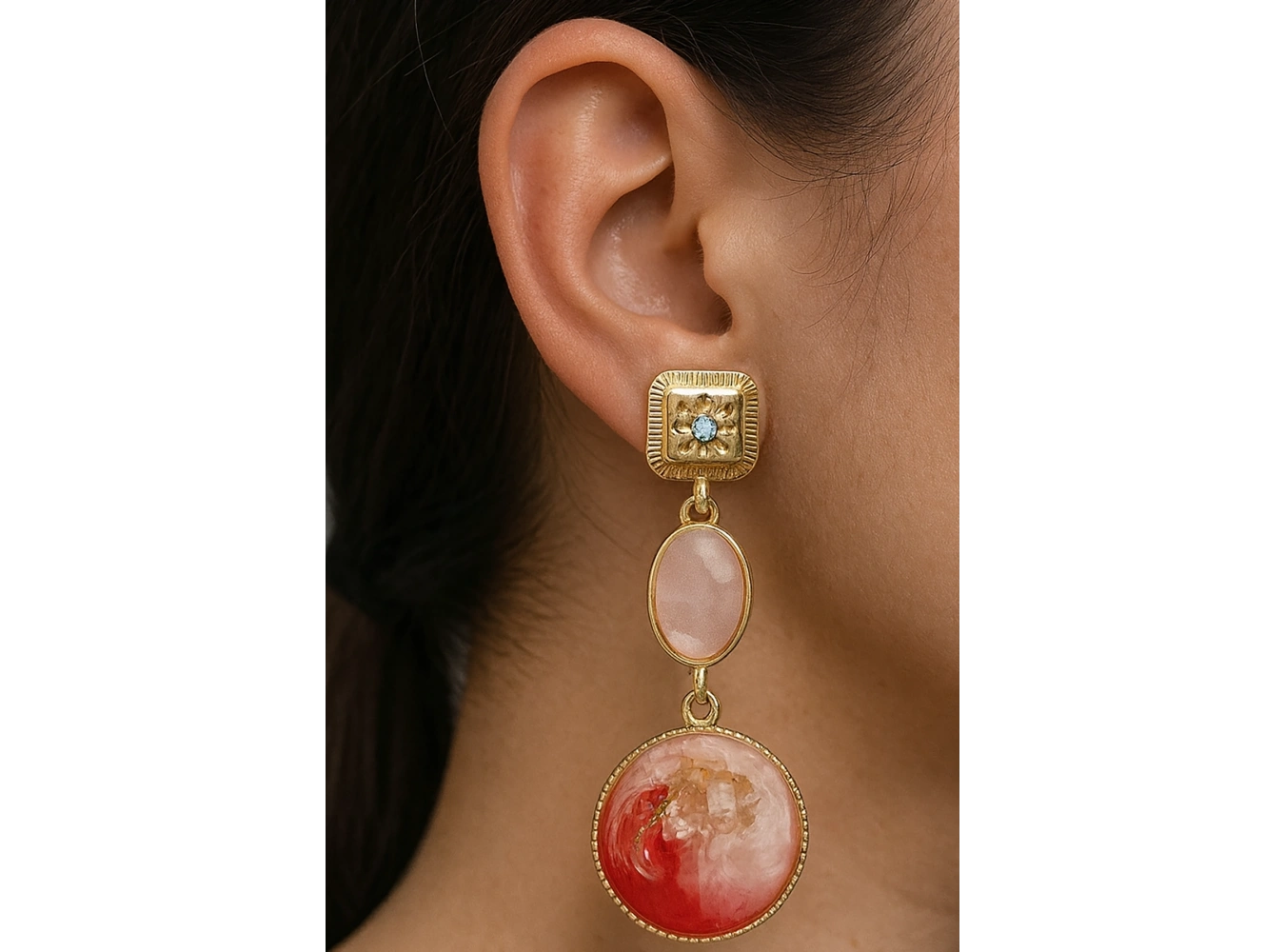 Altın Renk Taş Detaylı Sallantılı küpe (Çift)