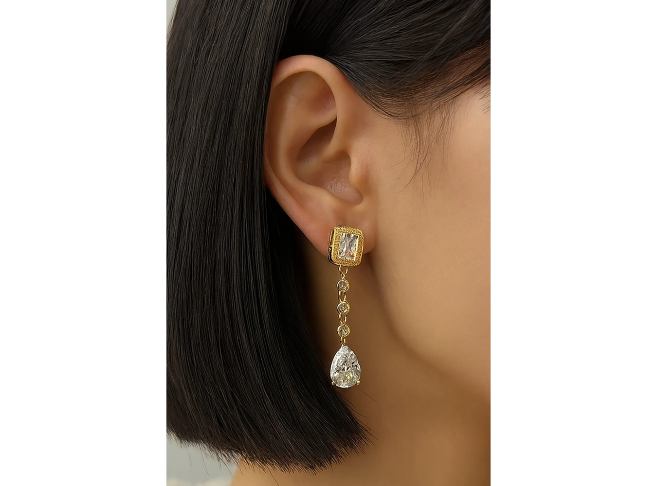 Altın Renk Taş Detaylı Sallantılı Küpe (Çift)