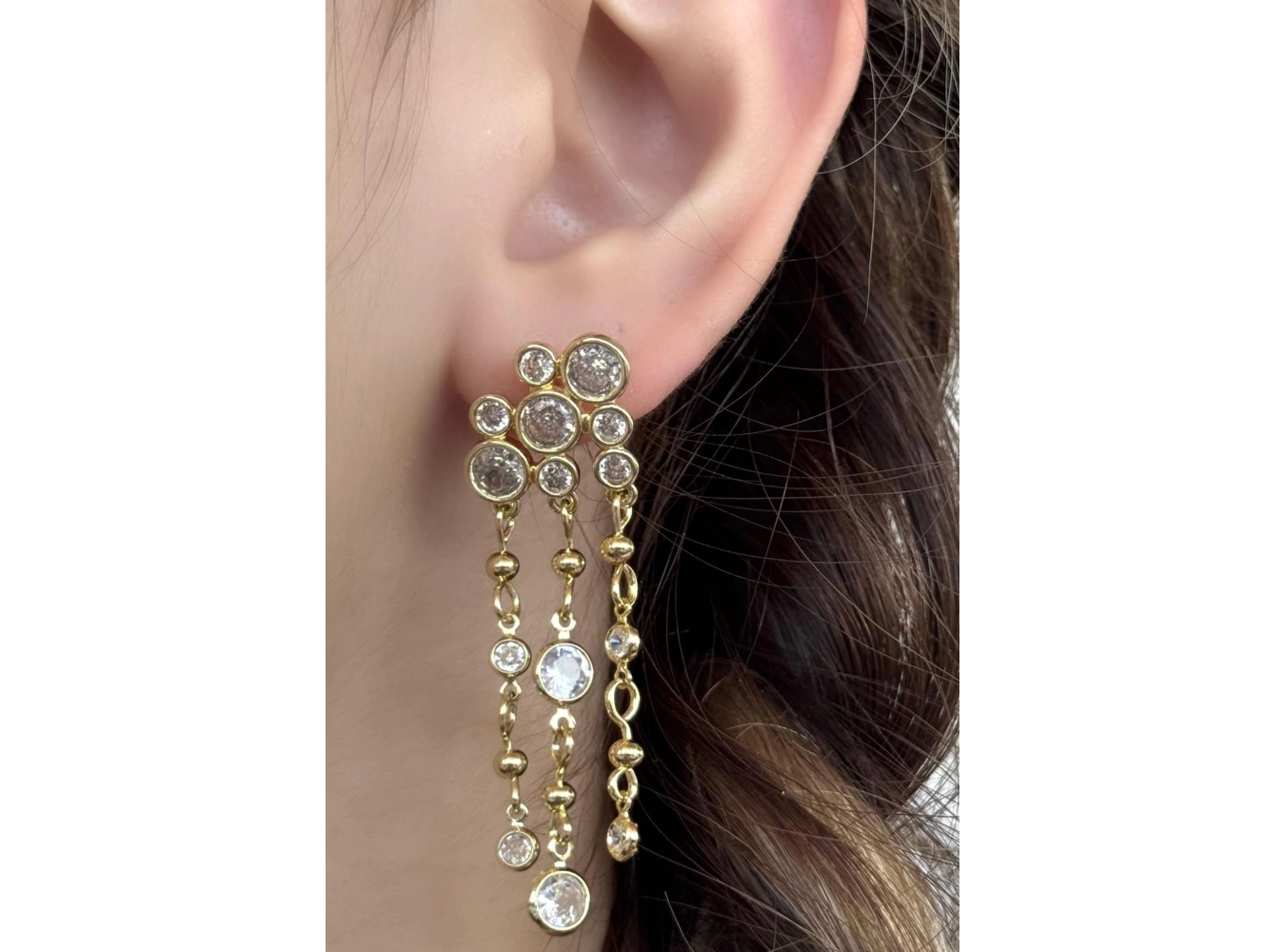 Altın Renk Taş Detaylı Sallantılı Küpe (Çift)