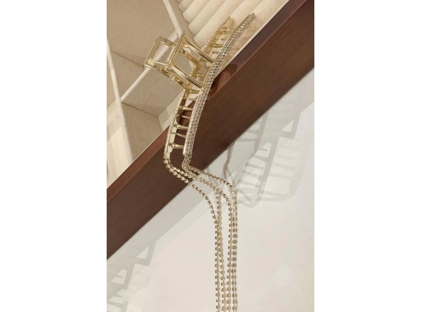 Altın Renk Taş Detaylı Sallantılı Metal Mandal Toka