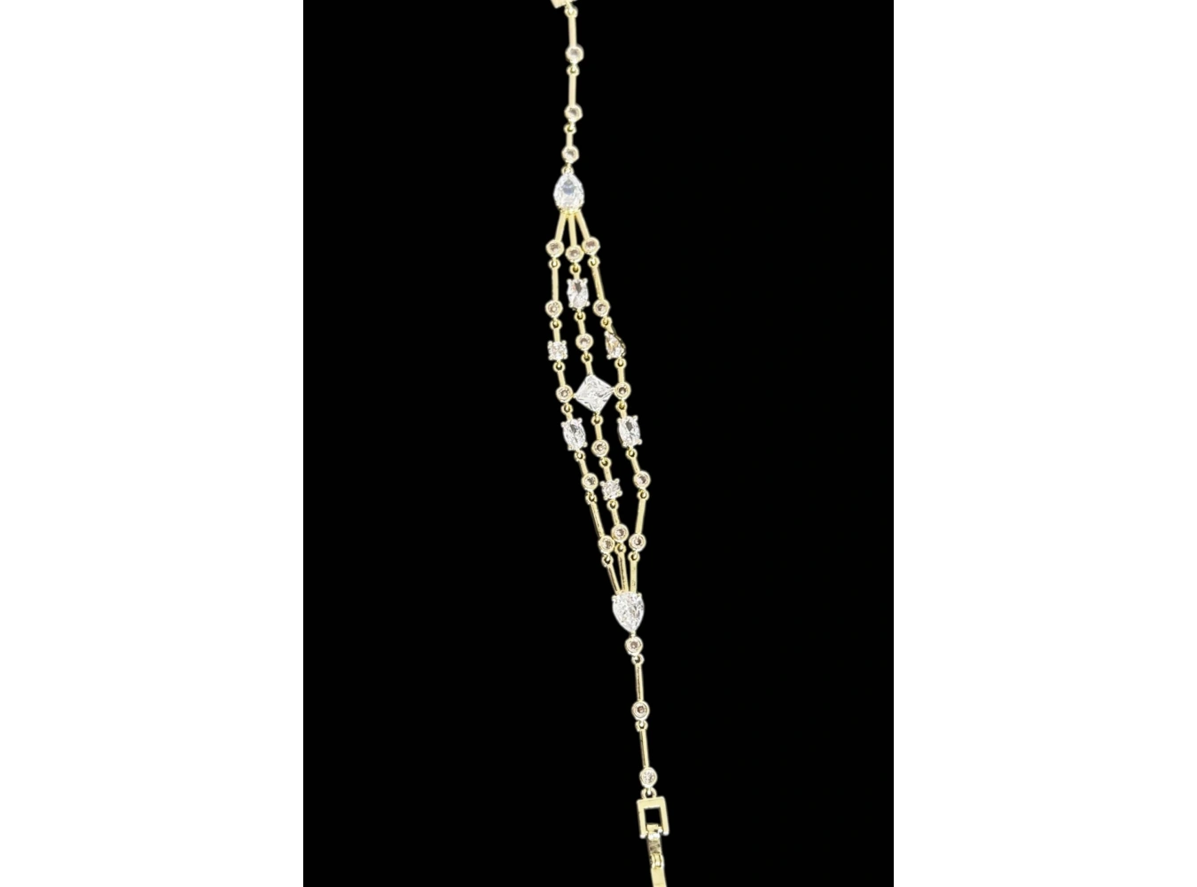 Altın Renk Taş Detaylı Tasarım Bileklik