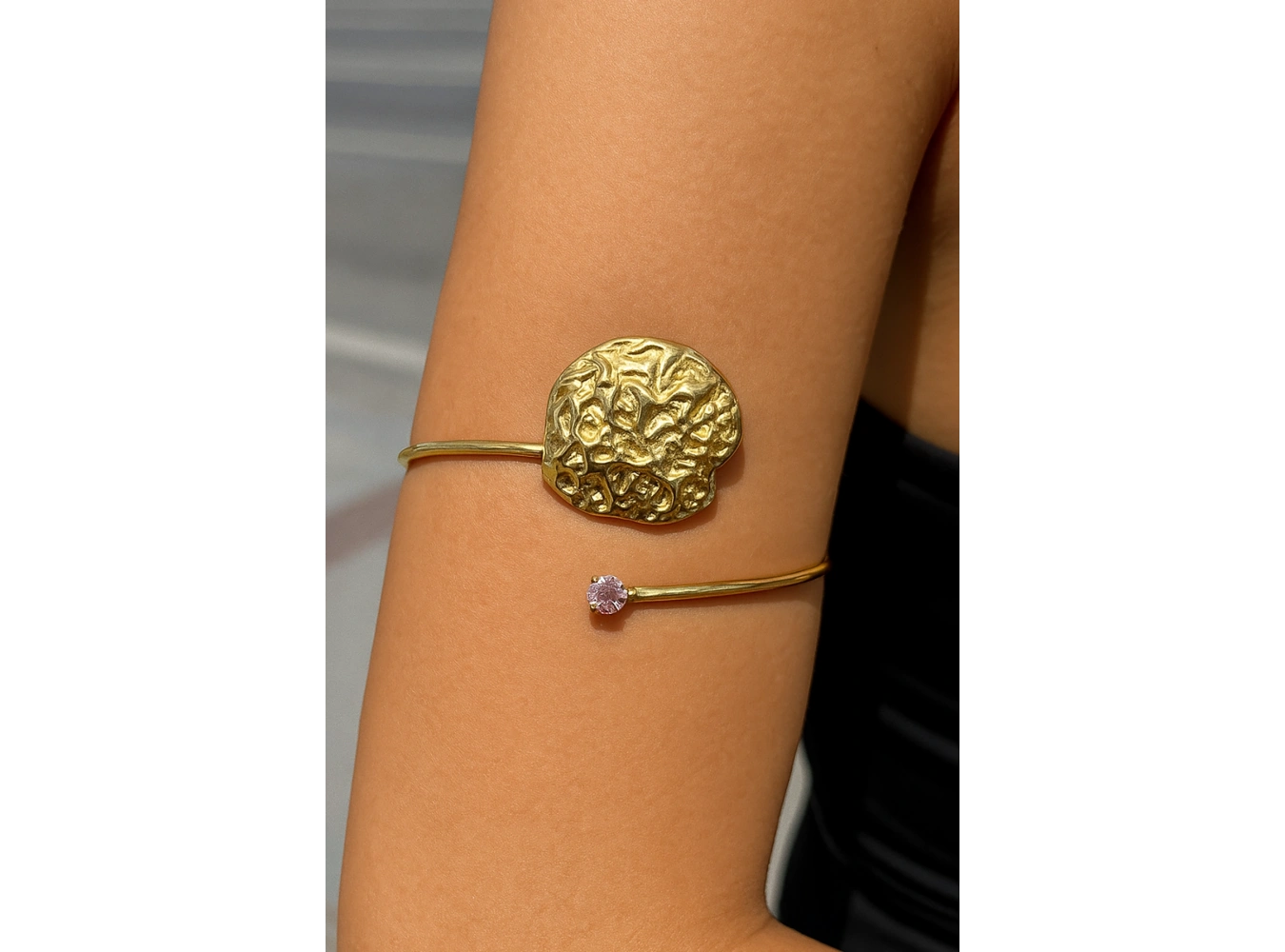 Altın Renk Taş Detaylı Tasarım Bileklik Kol Aksesuarı