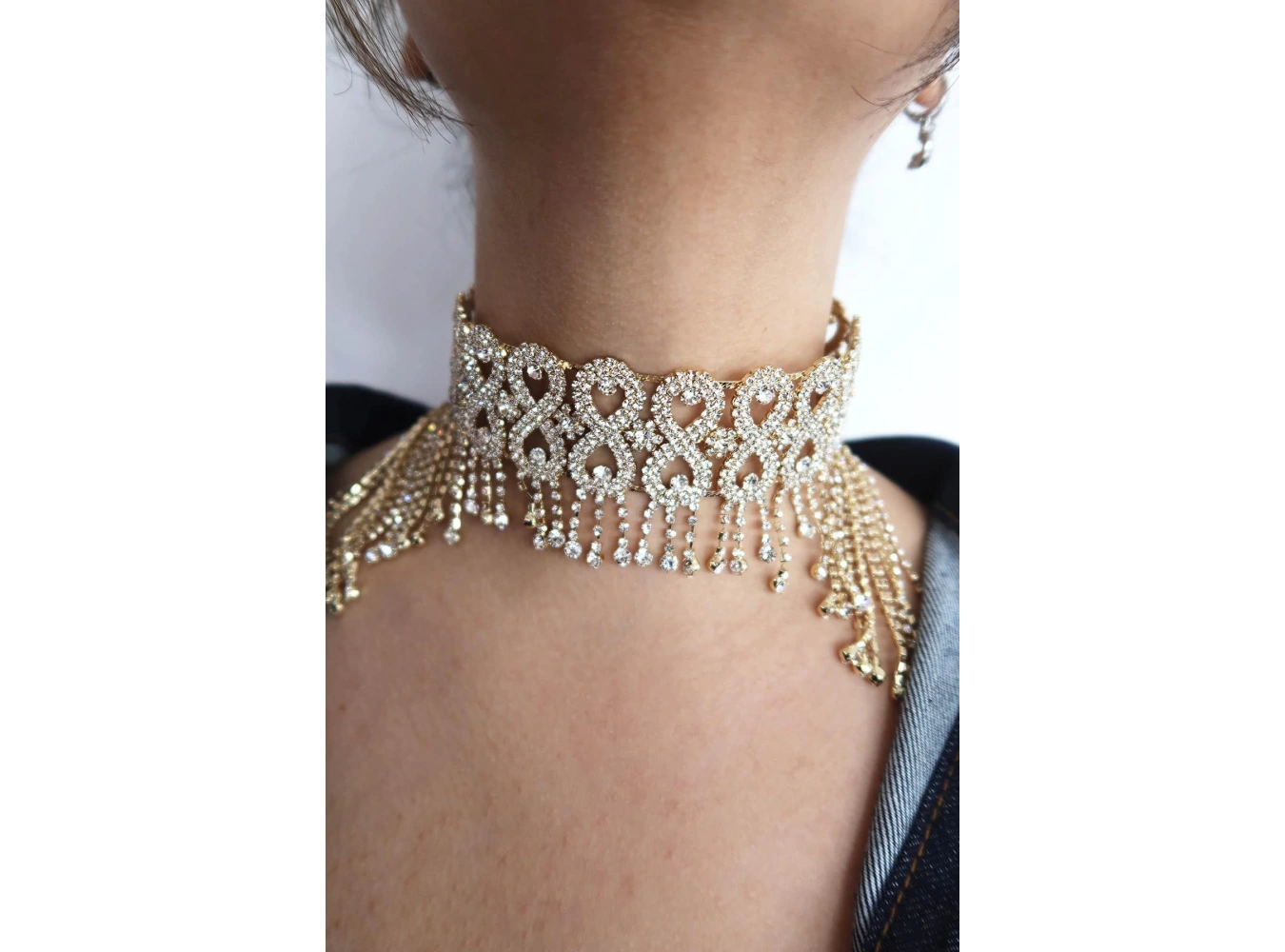 Altın Renk Taş Detaylı Tasarım Choker Kolye