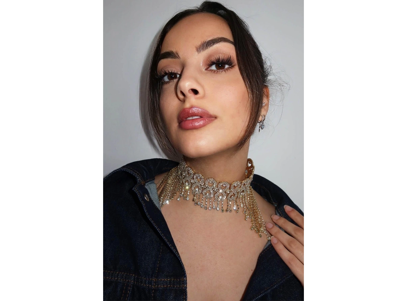 Altın Renk Taş Detaylı Tasarım Choker Kolye