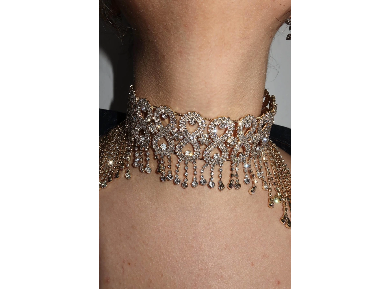 Altın Renk Taş Detaylı Tasarım Choker Kolye