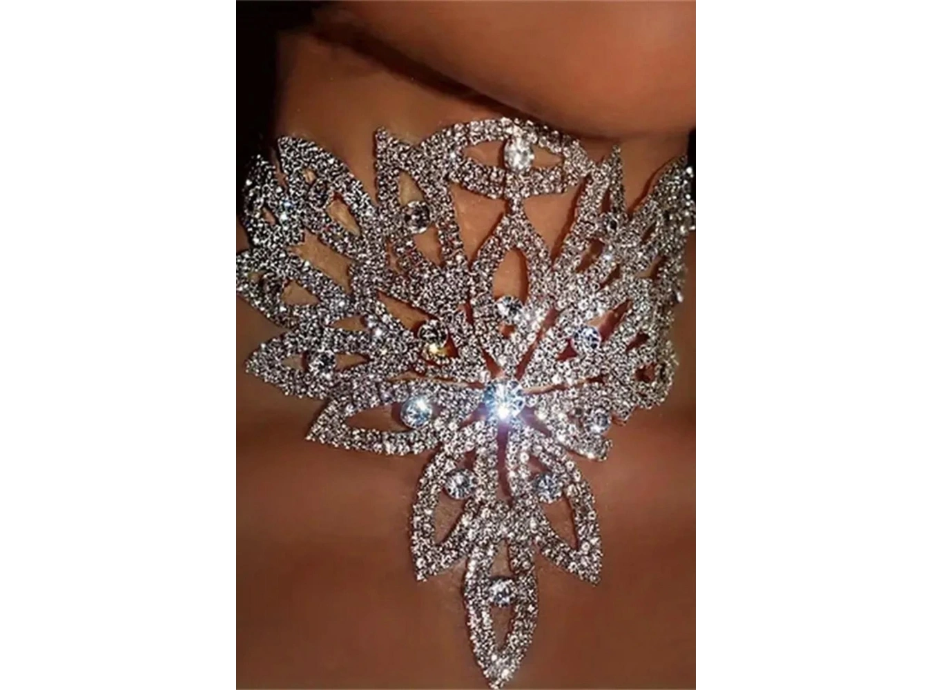 Altın Renk Taş Detaylı Tasarım Kolye