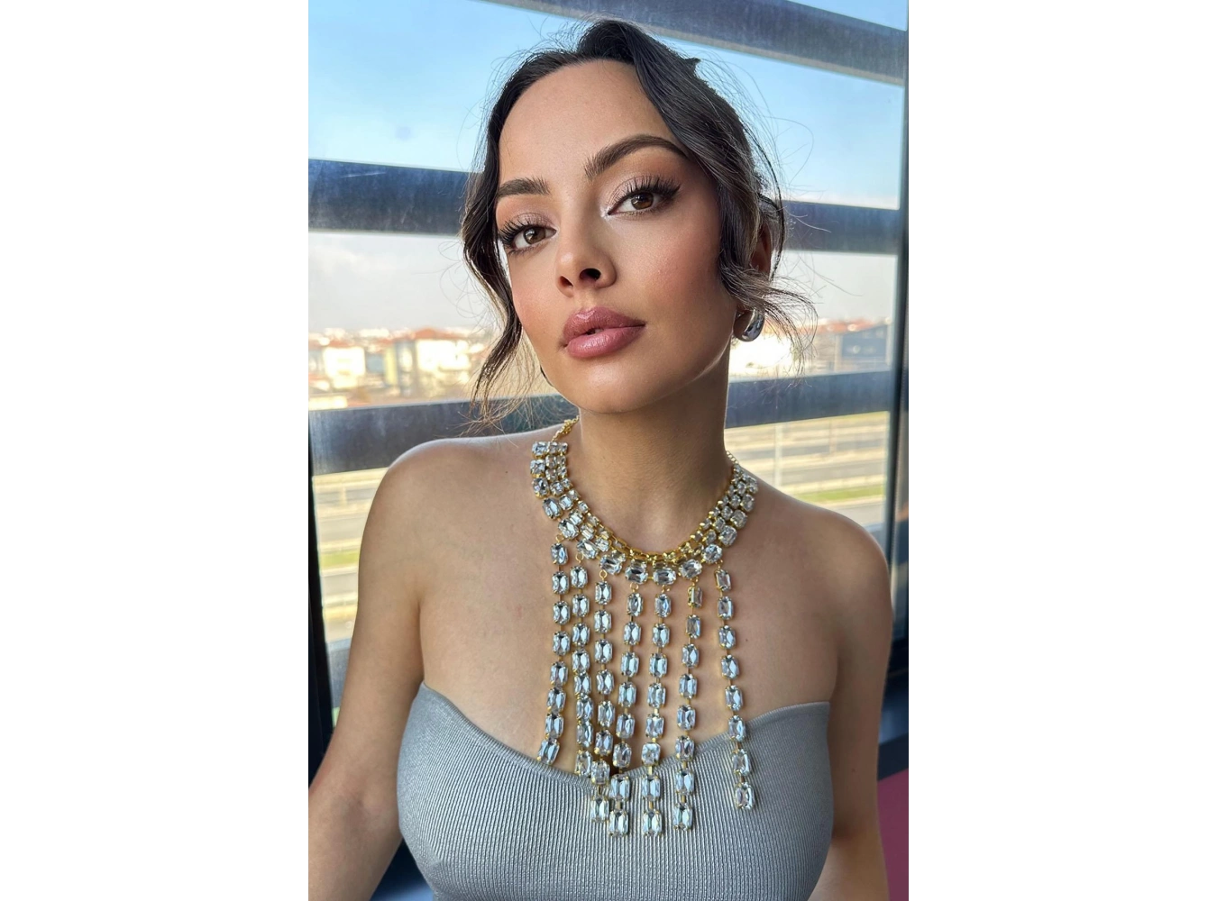 Altın Renk Taş Detaylı Tasarım Kolye