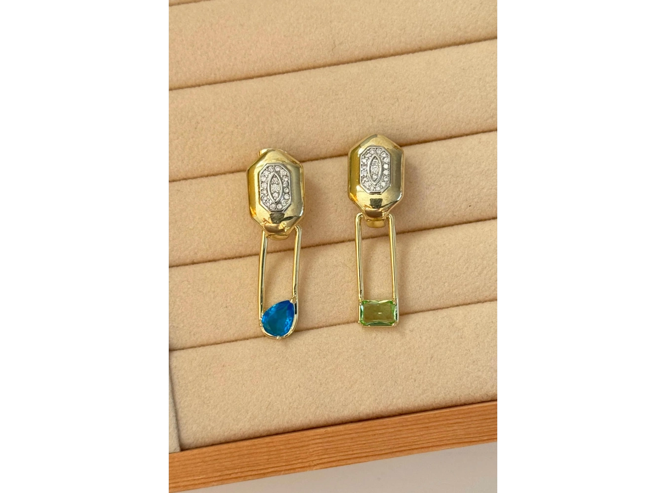 Altın Renk Taş Detaylı Tasarım Küpe (Çift)