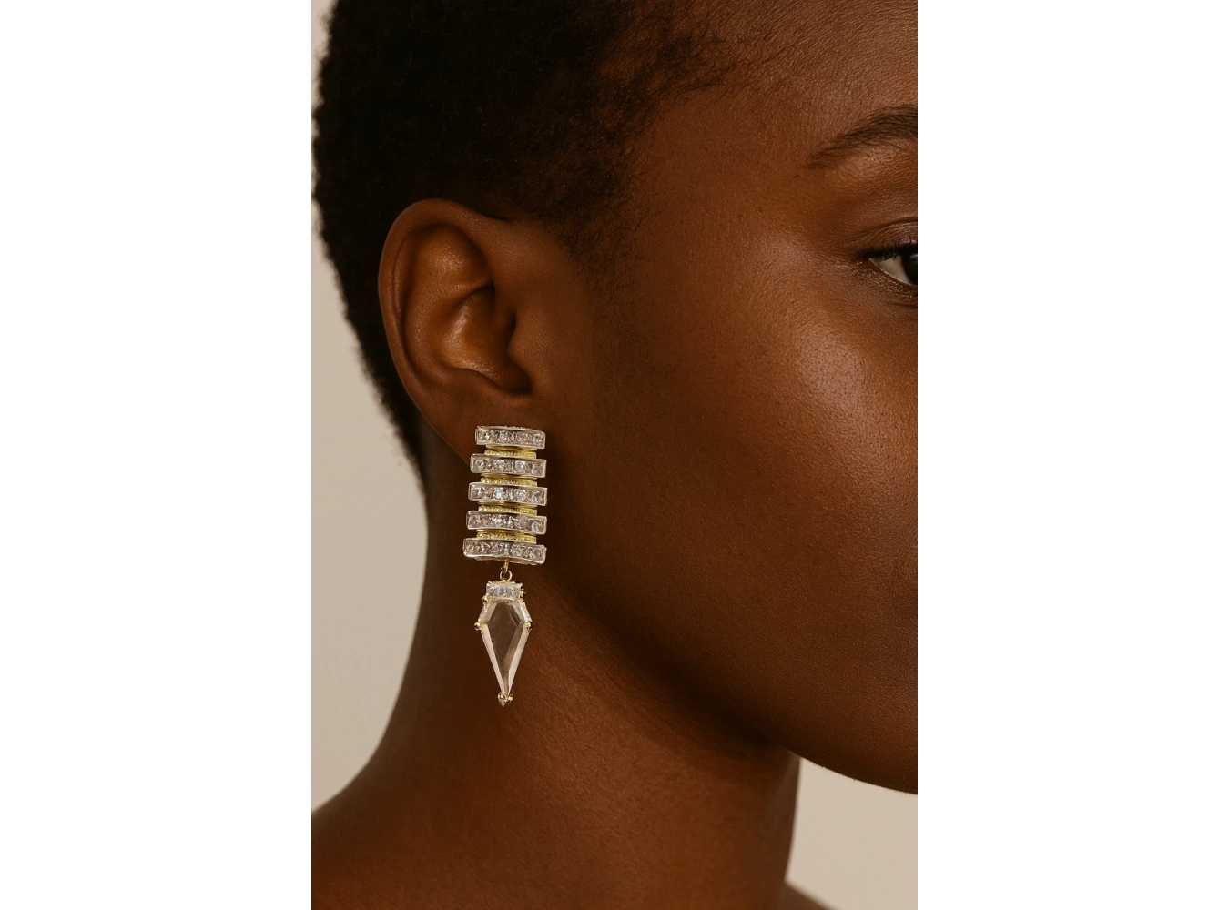 Altın Renk Taş Detaylı Tasarım Küpe (Çift)