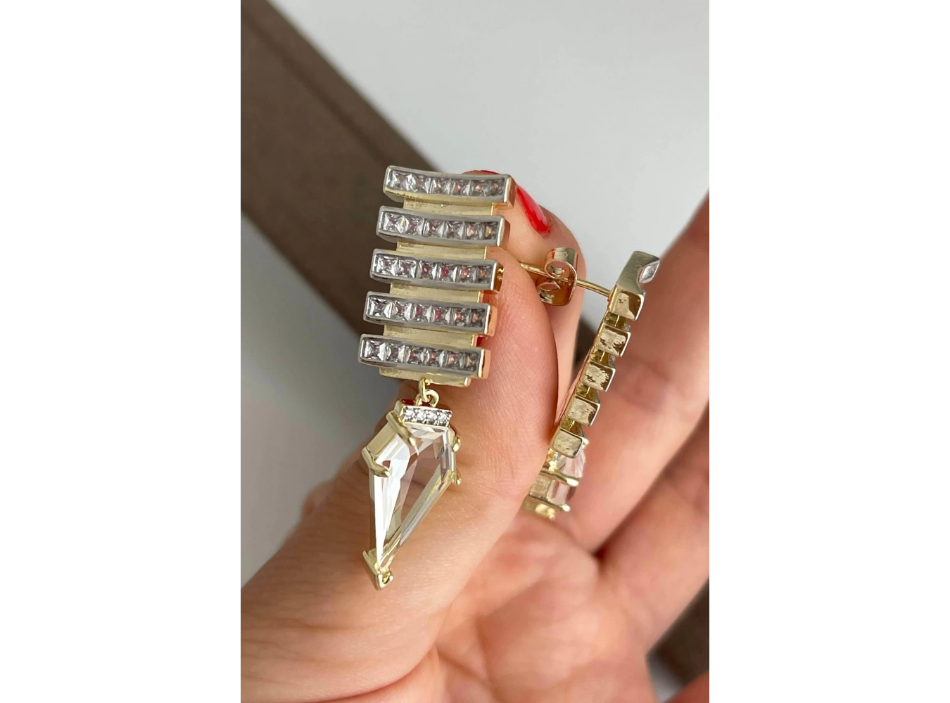 Altın Renk Taş Detaylı Tasarım Küpe (Çift)