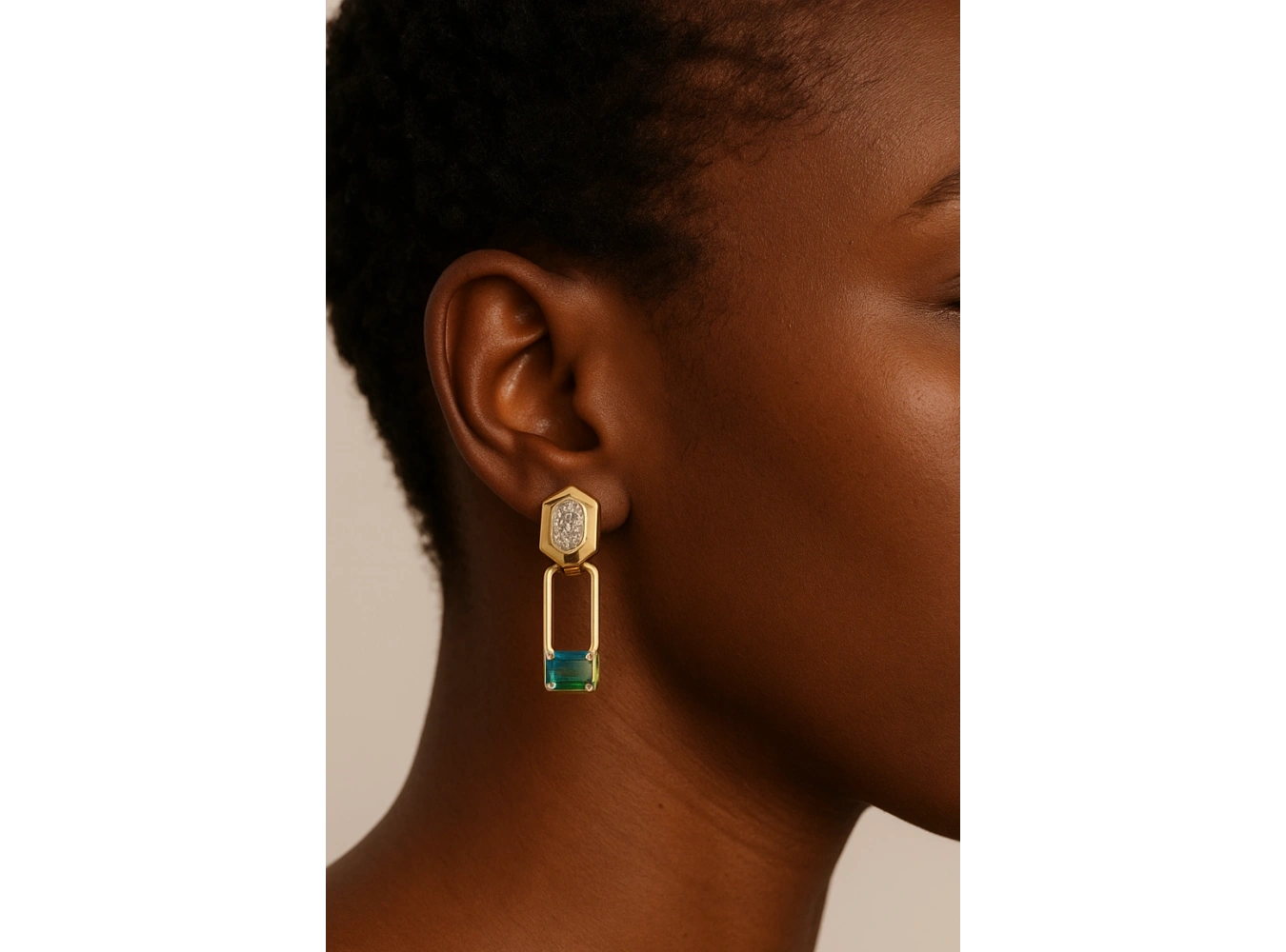 Altın Renk Taş Detaylı Tasarım Küpe (Çift)