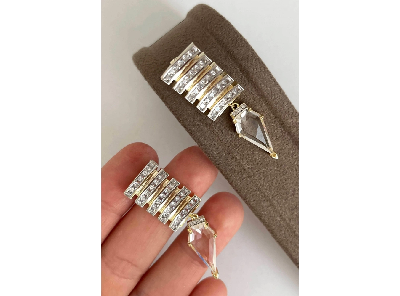 Altın Renk Taş Detaylı Tasarım Küpe (Çift)