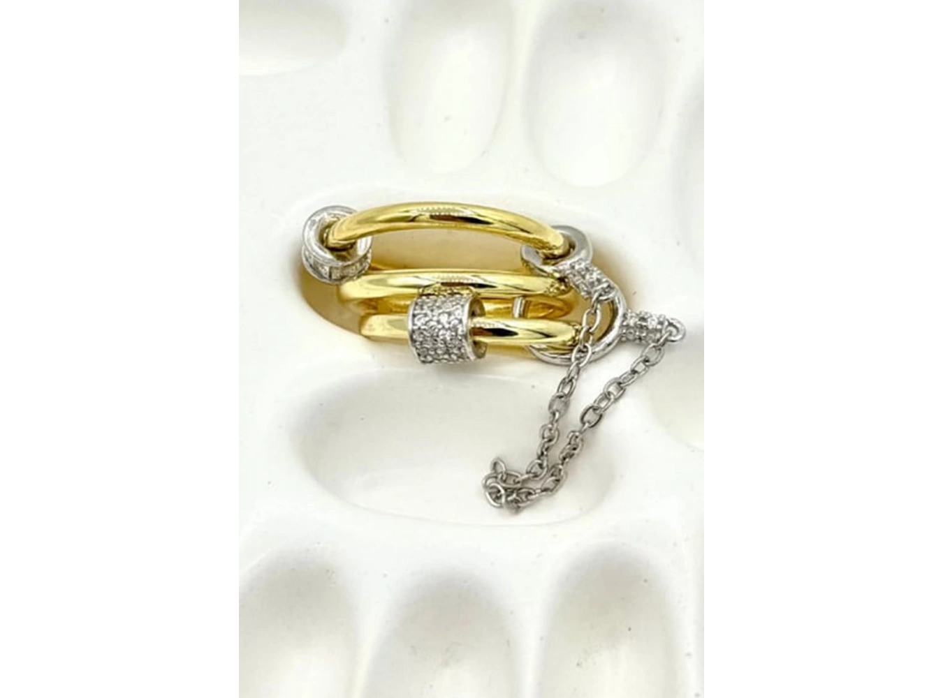 Altın Renk Taş Detaylı Üçlü Tasarım Yüzük