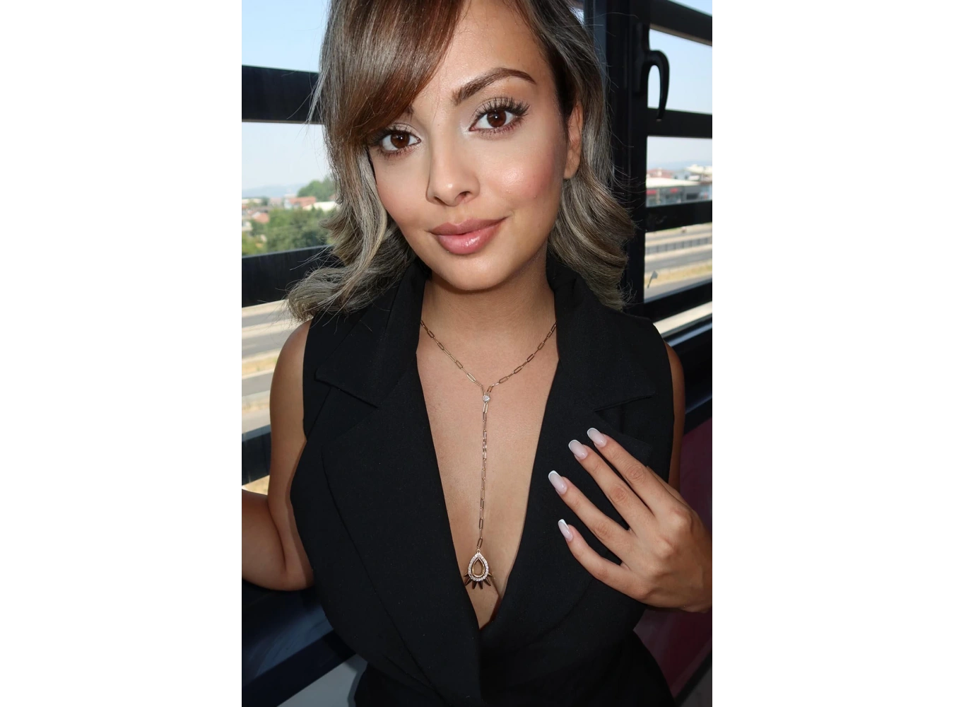 Altın Renk Taş Detaylı Y Kolye