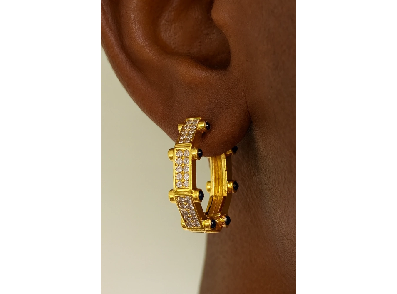 Altın Renk Taş Detaylı YSX Küpe (Çift)