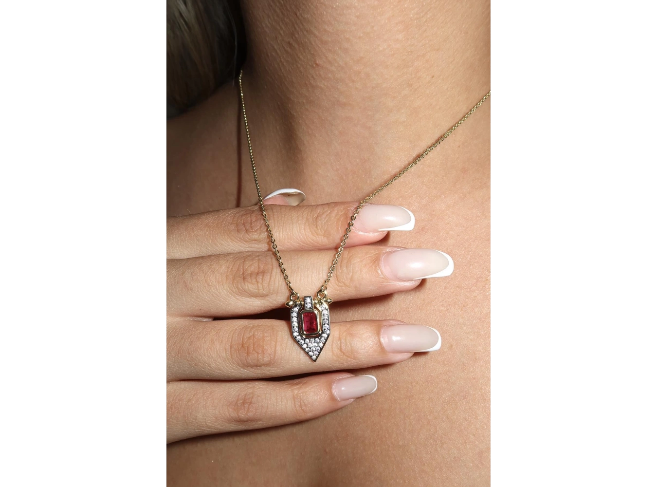 Altın Renk Taş Detaylı YSX Serenay Kolyesi