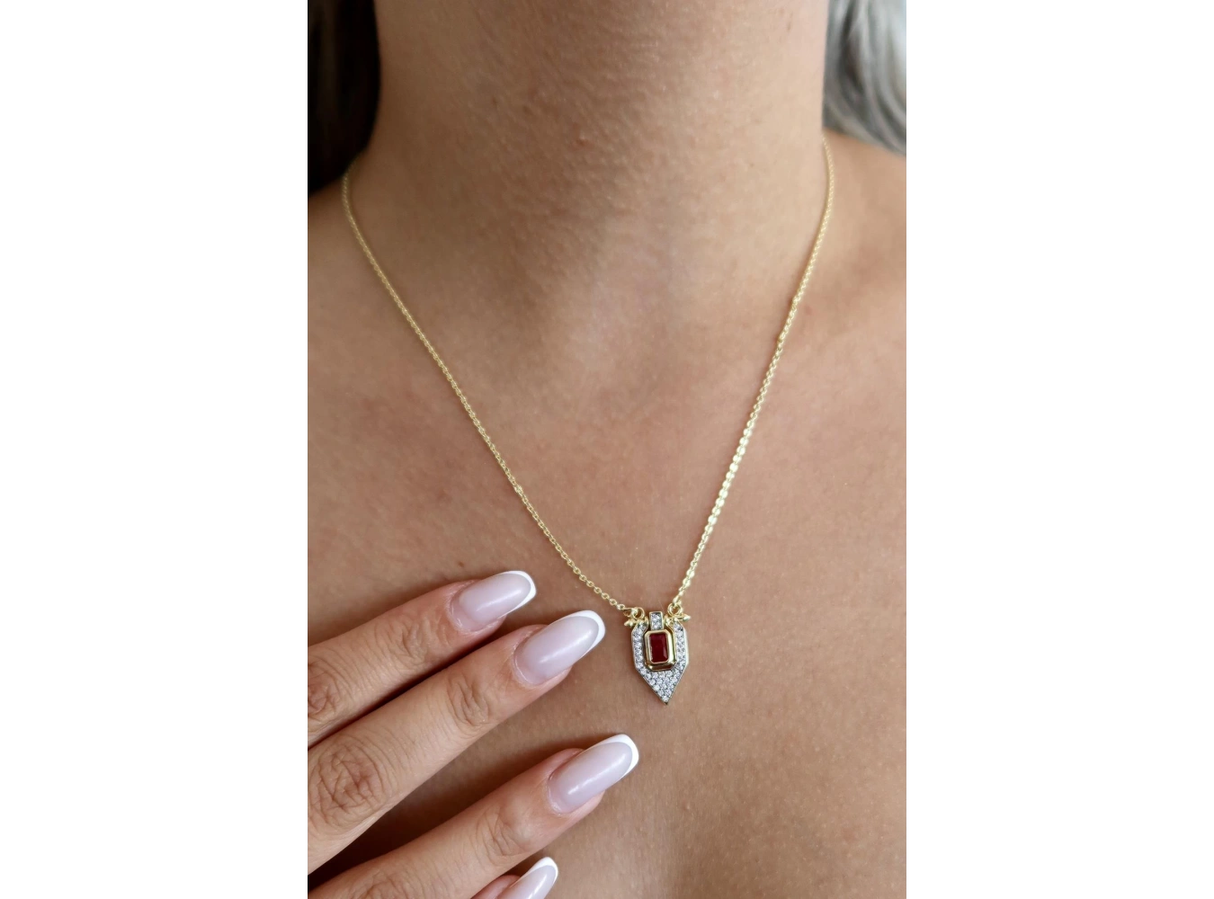 Altın Renk Taş Detaylı YSX Serenay Kolyesi