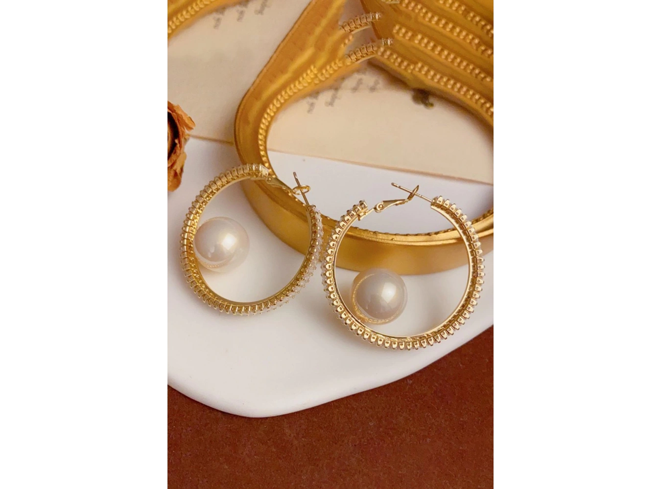 Altın Renk Taş Ve İnci Detaylı Halka Küpe (Çift)