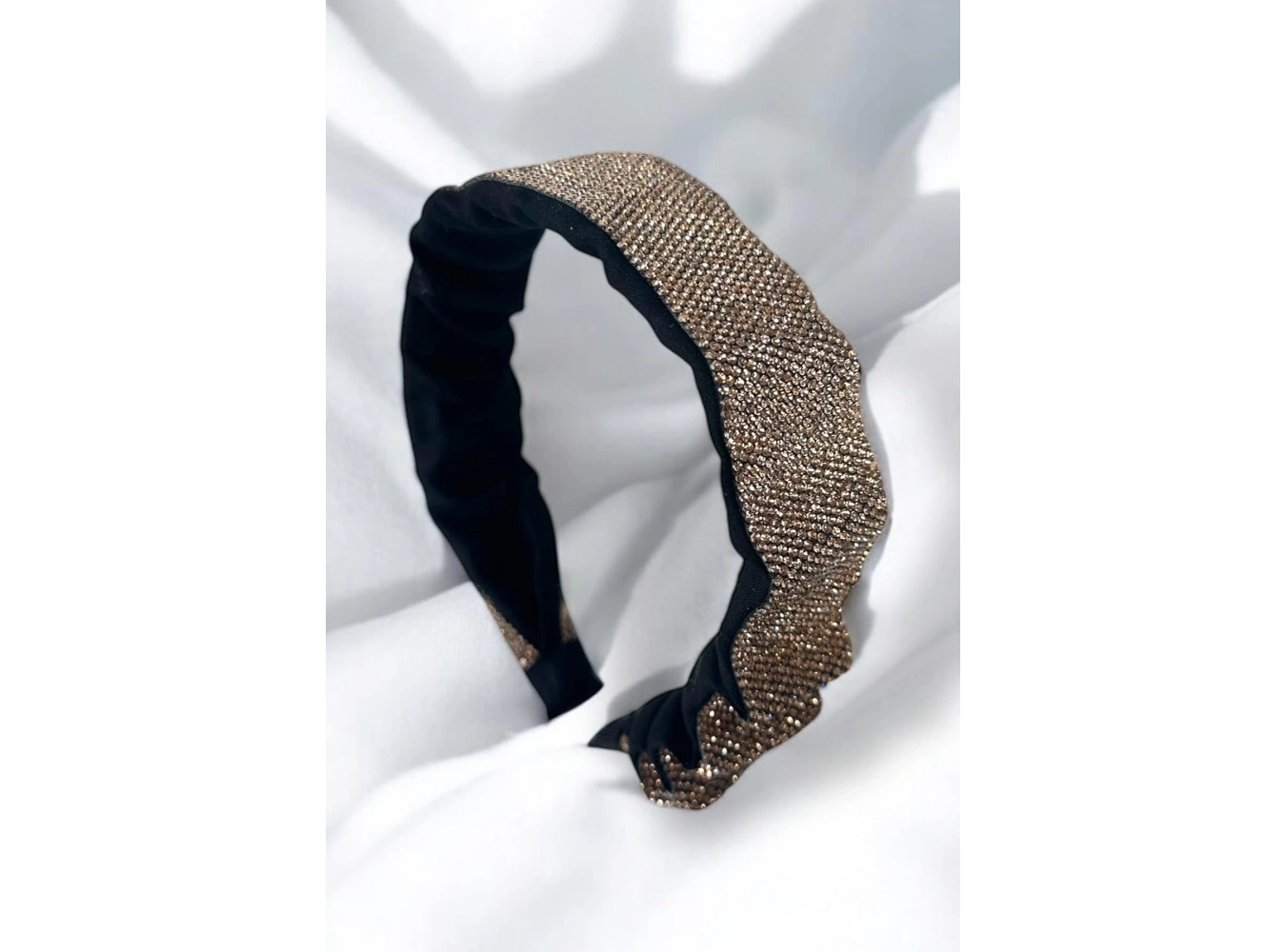 Altın Renk Taşlı Büzgü Detaylı Taç