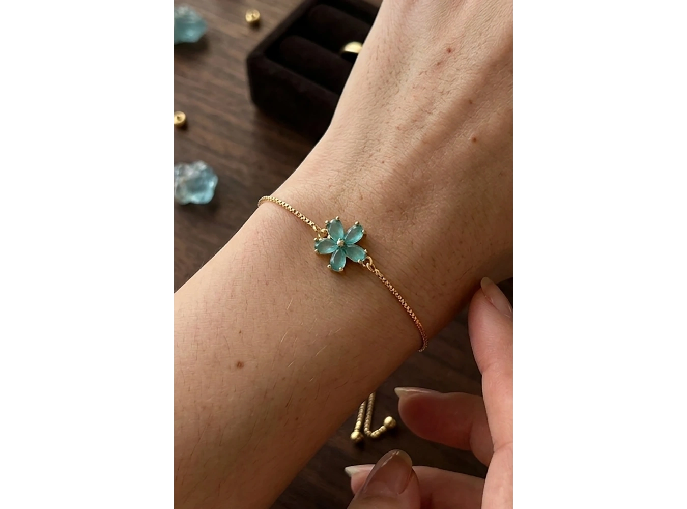 Altın Renk Taşlı Çiçek Figürlü Bileklik