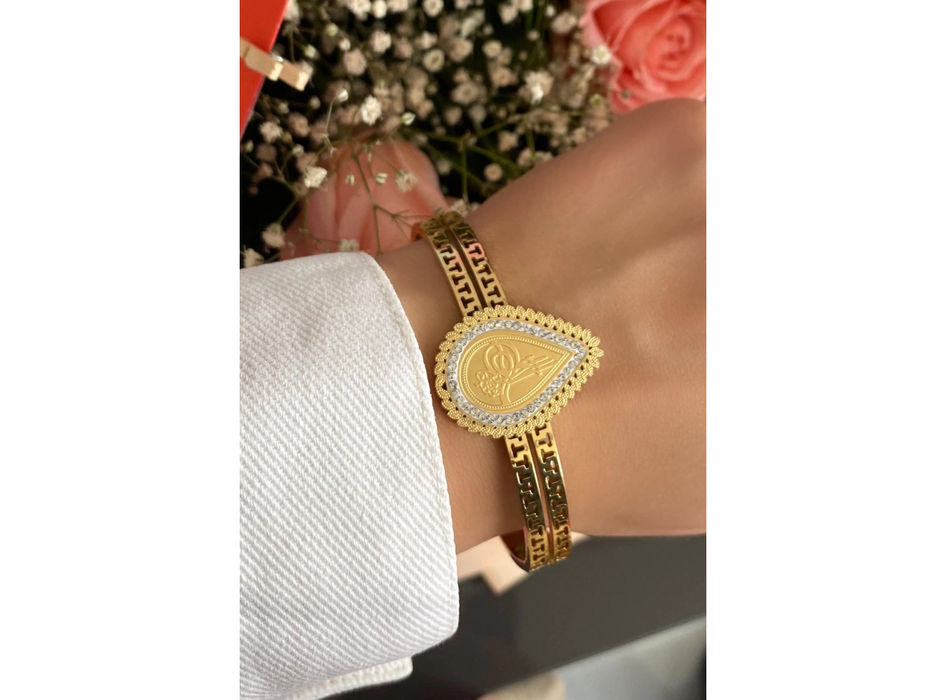 Altın Renk Tuğra Figürlü Çelik Kelepçe Bileklik