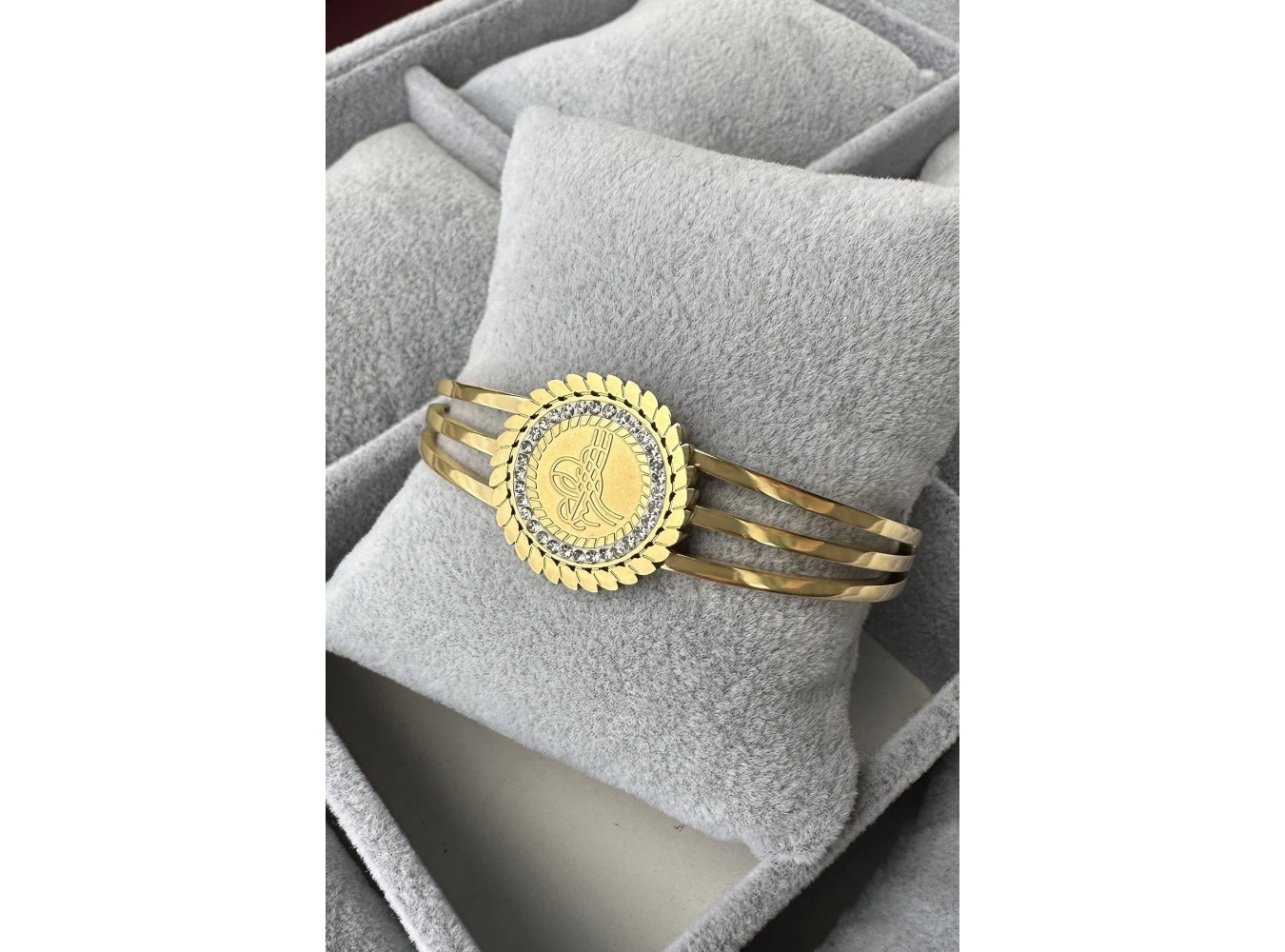 Altın Renk Tuğra Figürlü Çelik Kelepçe Bileklik