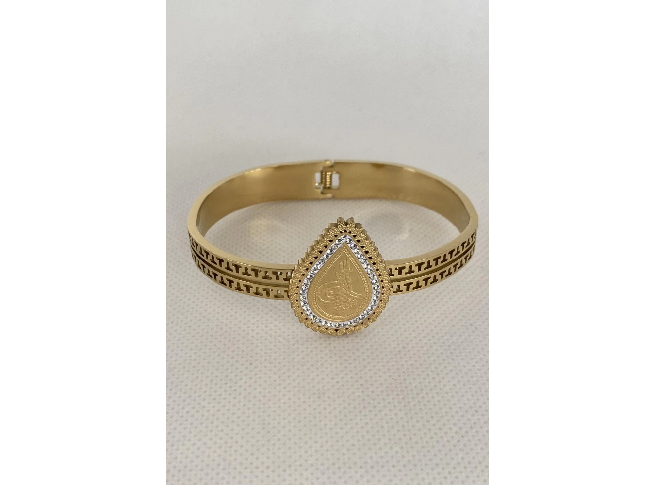 Altın Renk Tuğra Figürlü Çelik Kelepçe Bileklik