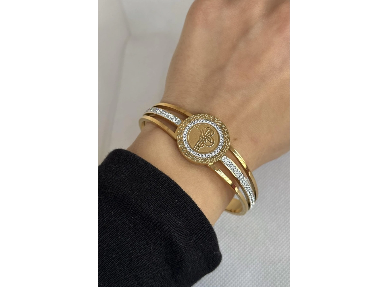 Altın Renk Tuğra Figürlü Taş Detaylı Çelik Kelepçe Bileklik