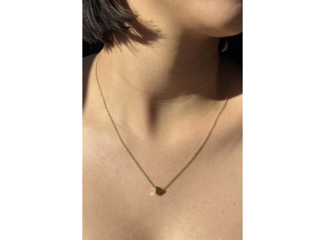 Altın Renk Üçgen Figürlü Kolye