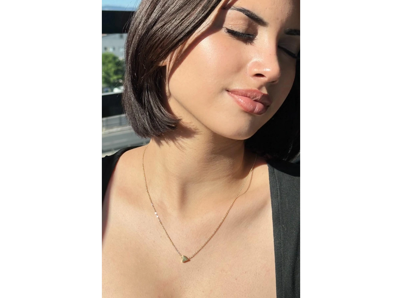 Altın Renk Üçgen Figürlü Kolye