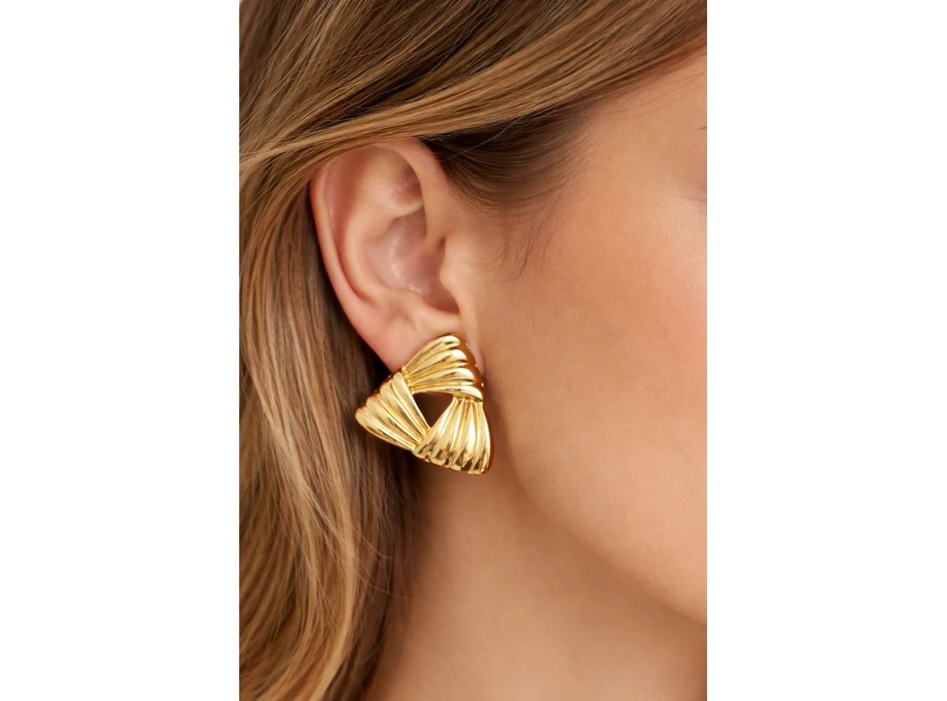 Altın Renk Üçgen Figürlü Küpe (Çift)