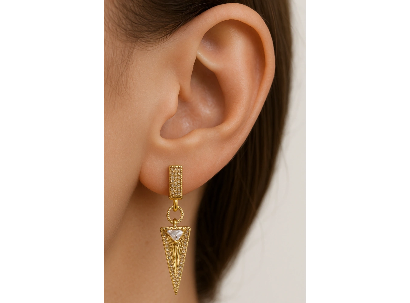 Altın Renk Üçgen Figürlü Taş Detaylı 14K Altın Kaplama TX Küpe (Çift)