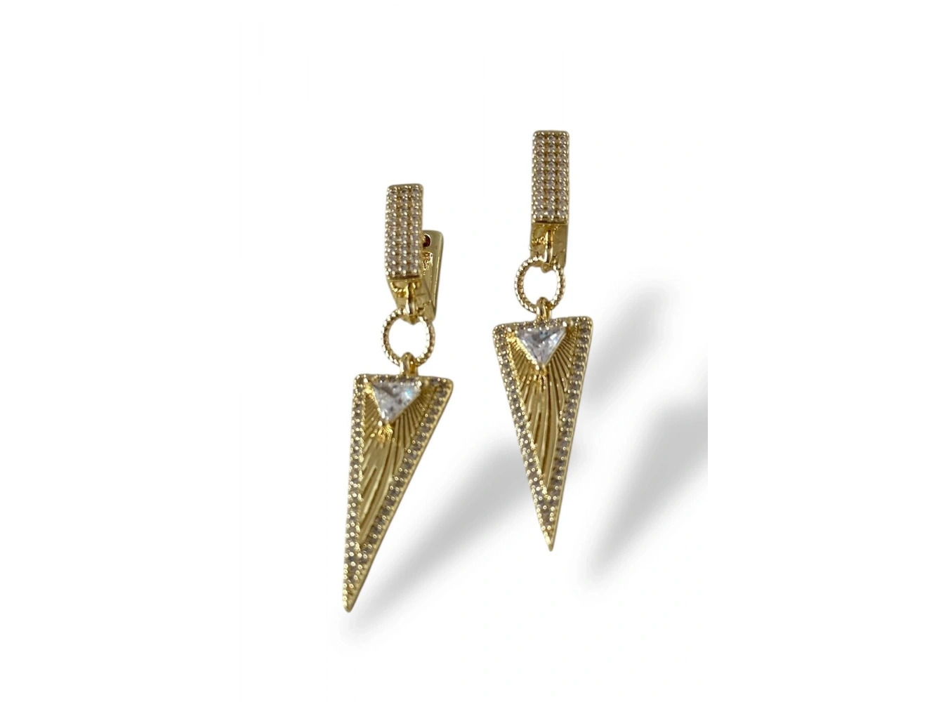 Altın Renk Üçgen Figürlü Taş Detaylı 14K Altın Kaplama TX Küpe (Çift)