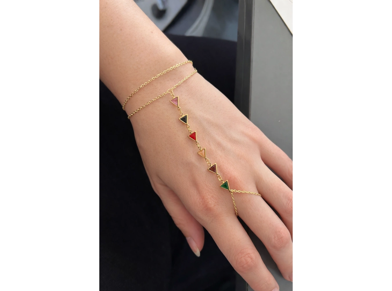 Altın Renk Üçgen Figürlü Taş Detaylı  Çelik Şahmeran