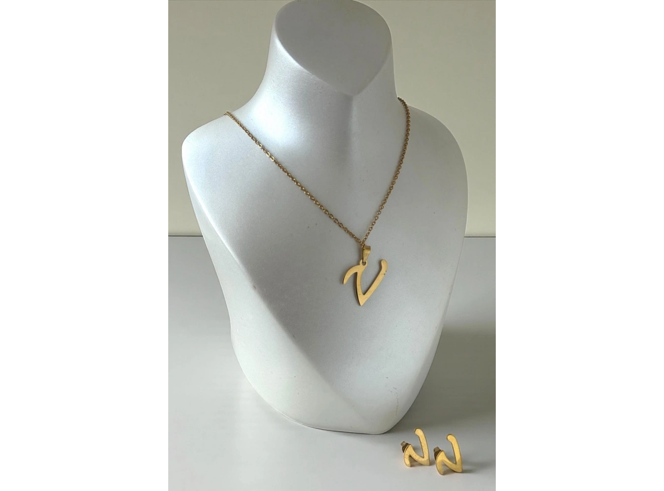 Altın Renk V Harfli Çelik Kolye Set