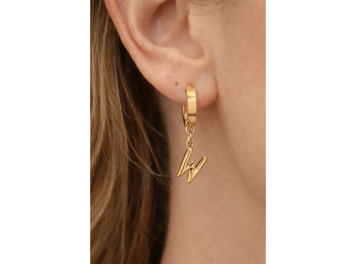 Altın Renk W Harf Çelik Küpe (Çift)