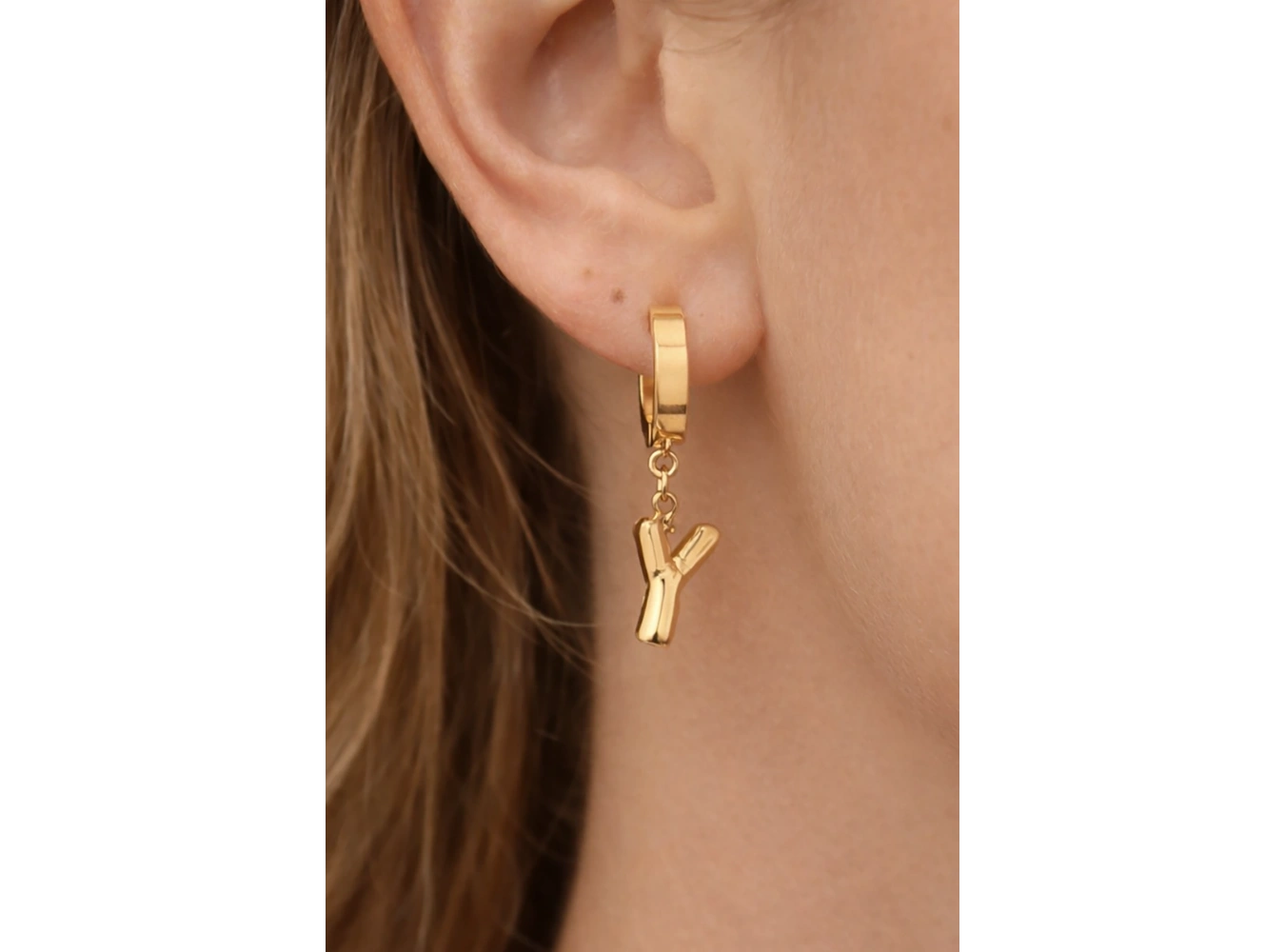 Altın Renk Y Harf Çelik Küpe (Çift)