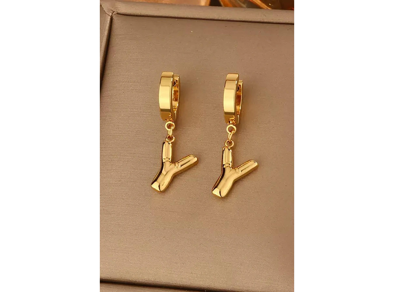 Altın Renk Y Harf Çelik Küpe (Çift)