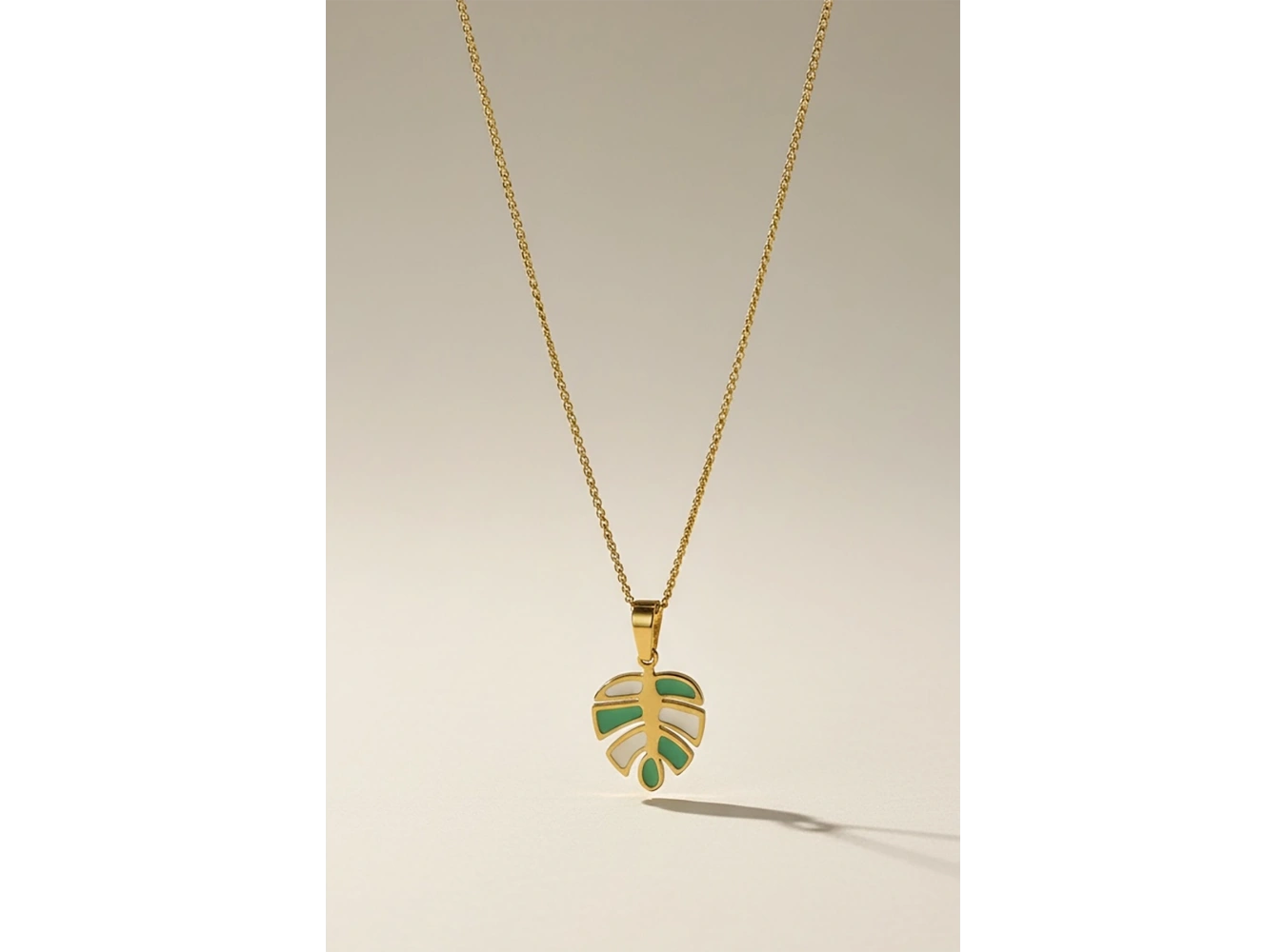 Altın Renk Yaprak Figürlü Çelik Kolye