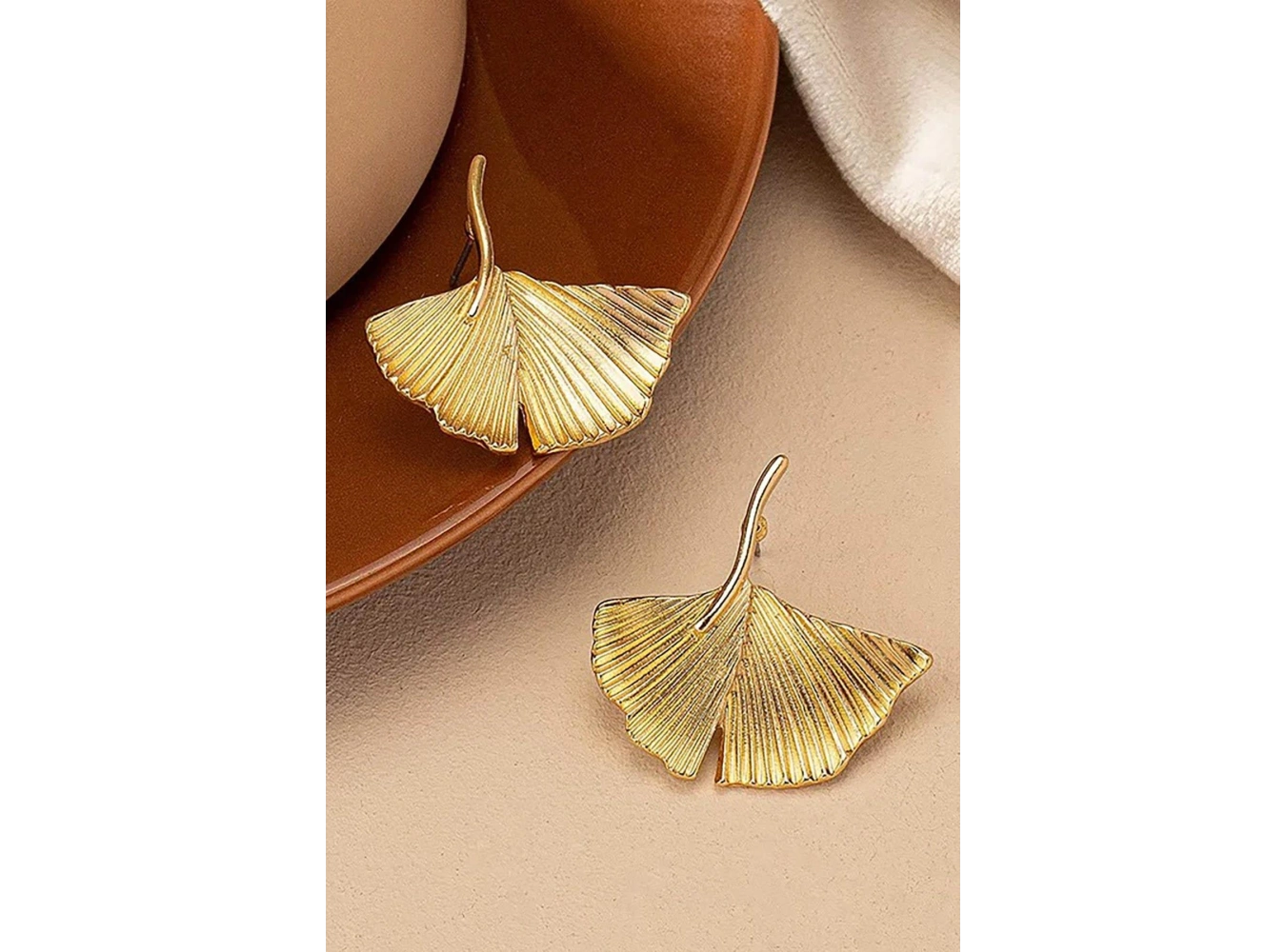 Altın Renk Yaprak Figürlü Çelik Küpe (Çift)