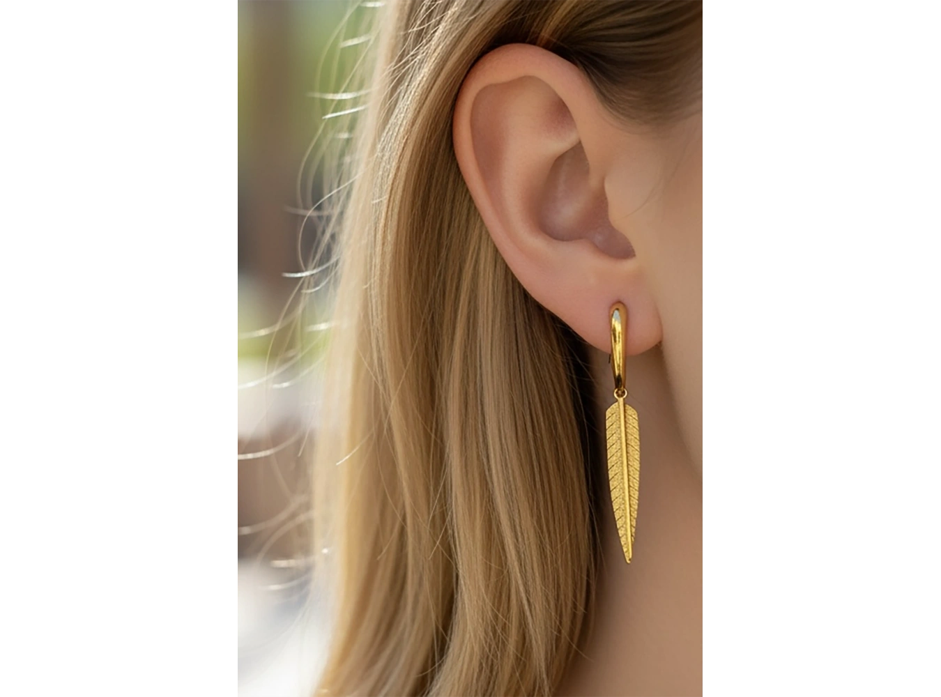 Altın Renk Yaprak Figürlü Çelik Küpe (Çift)