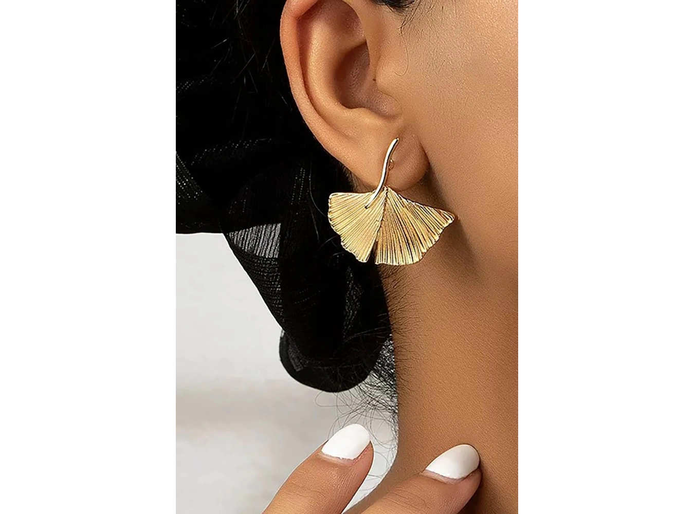 Altın Renk Yaprak Figürlü Çelik Küpe (Çift)