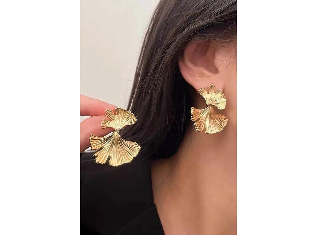 Altın Renk Yaprak Figürlü Küpe (Çift)