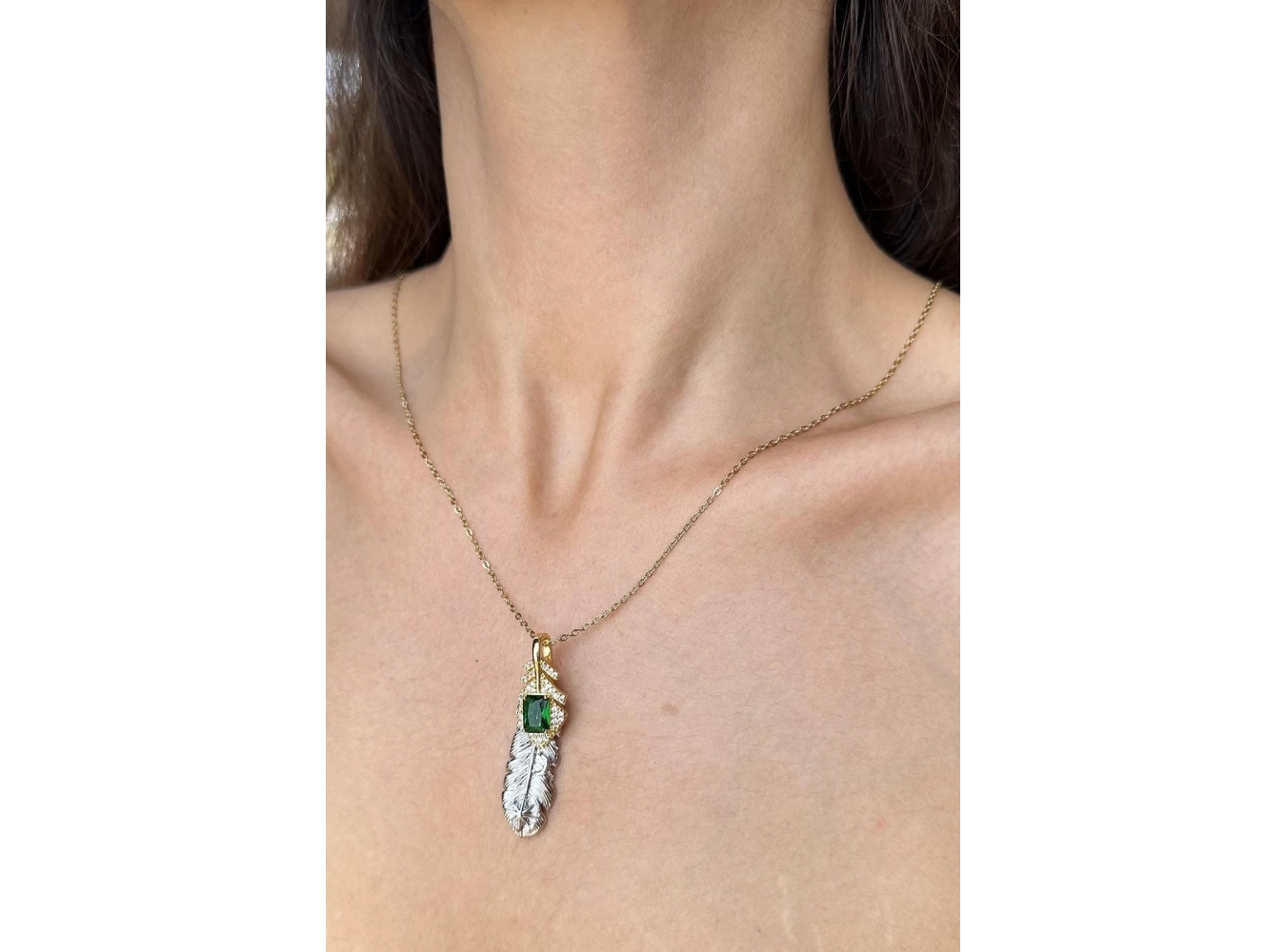 Altın Renk Yaprak Figürlü Taş Detaylı Kolye