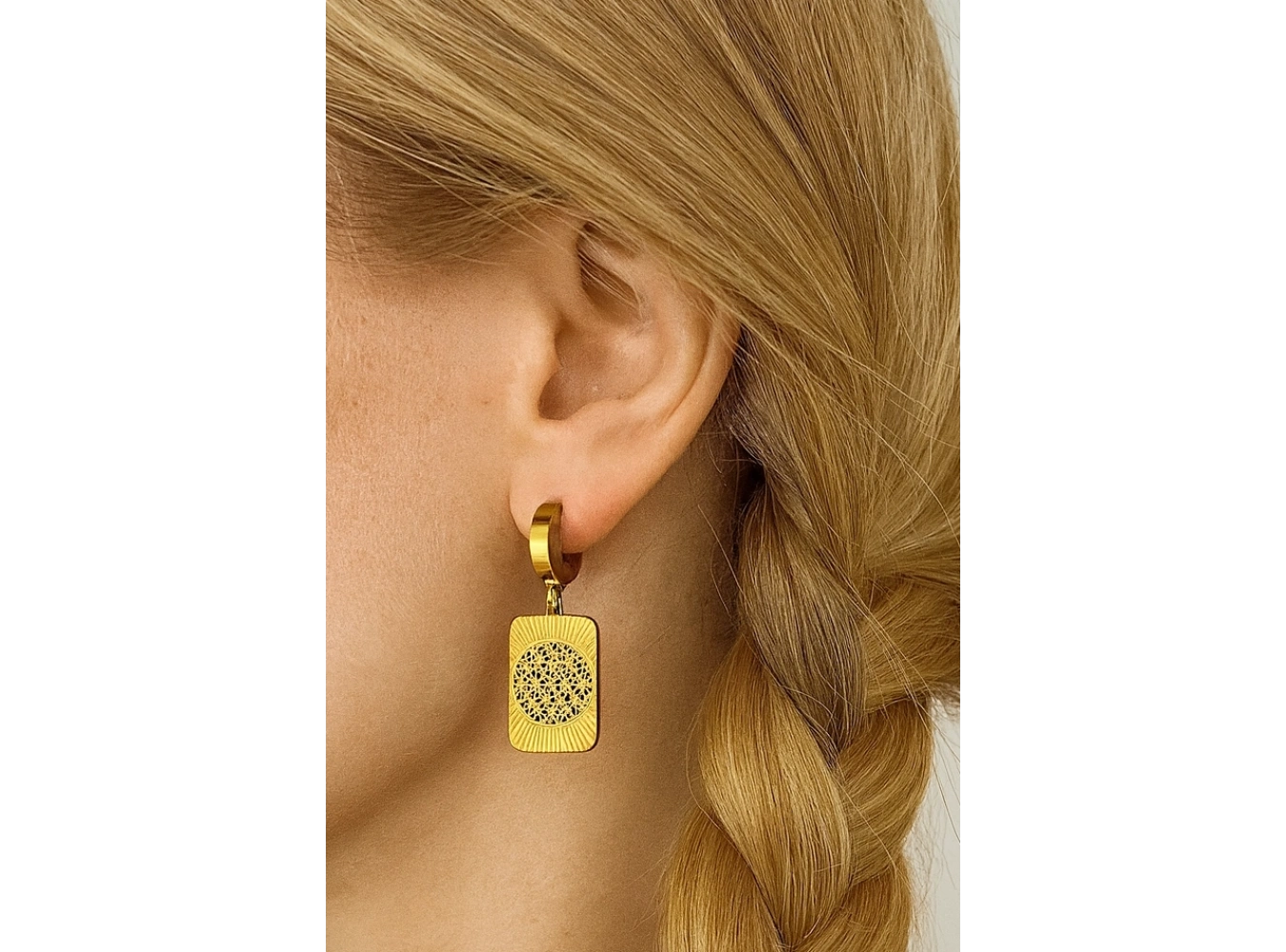 Altın Renk Yaşam Çiçeği Figürlü Çelik Küpe (Çift)